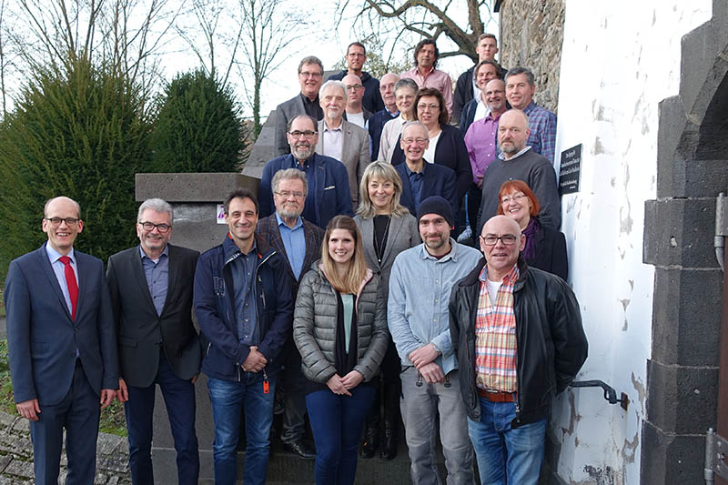 Als Dankeschn hatte die Kirchengemeinde die Beteiligten an der umfangreichen Sanierung des Turms der evangelischen Kirche in Niederbieber eingeladen. Foto: Engler    
 