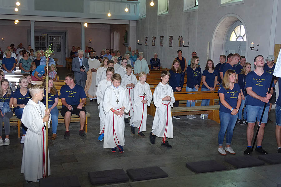 Einzug zum Festgottesdienst. Mit dabei die Kirmesjugend. Fotos: Willi Simon