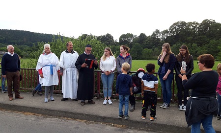 Auf der Wiedbrcke wurde ein letztes Gebet fr Kirmesmann Gnter gesprochen, bevor er in der Wied landete. Alt-Brgermeister Wilfried Wilsberg hatte als Pastor eine Kirmes-Litanei zum Gedenken an Gnter voller Inbrunst vorgetragen. (Fotos: Ortsgemeinde Burglahr)