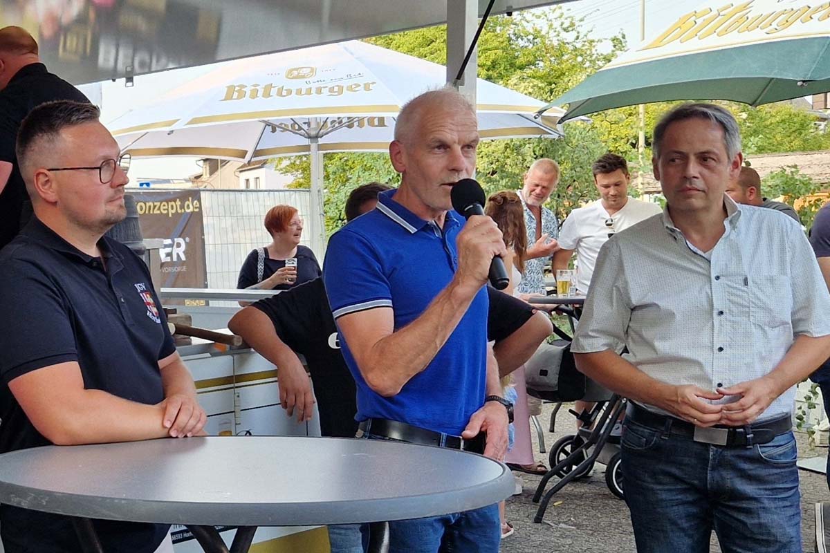 Ortsb�rgermeister Thomas Schmidt (re.) und VG-B�rgermeister J�ngerich begr��ten die G�ste (Bilder: kk�)