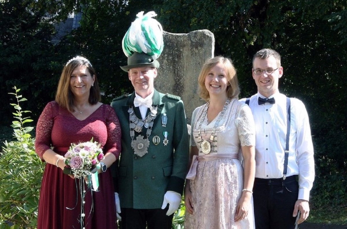 Von links: Schützenkönigspaar Christoph und Nicole Prangenberg sowie Junggesellenkönigin Michelle Salz mit Michael Boden. (Foto: Michael Huhn)