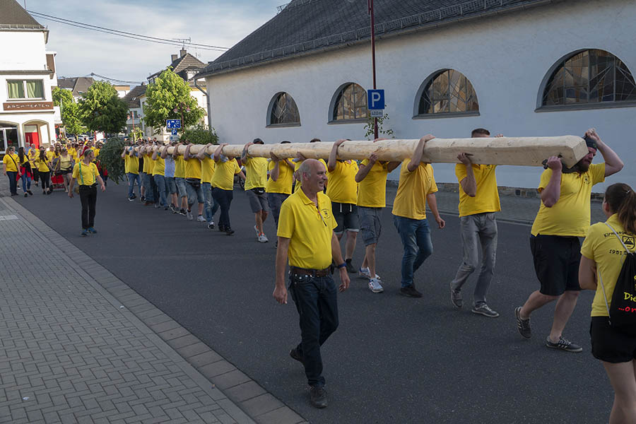 Am Samstag wird der Kirmesbaum durch Dierdorfer Straen getragen. Archivfoto: Wolfgang Tischler