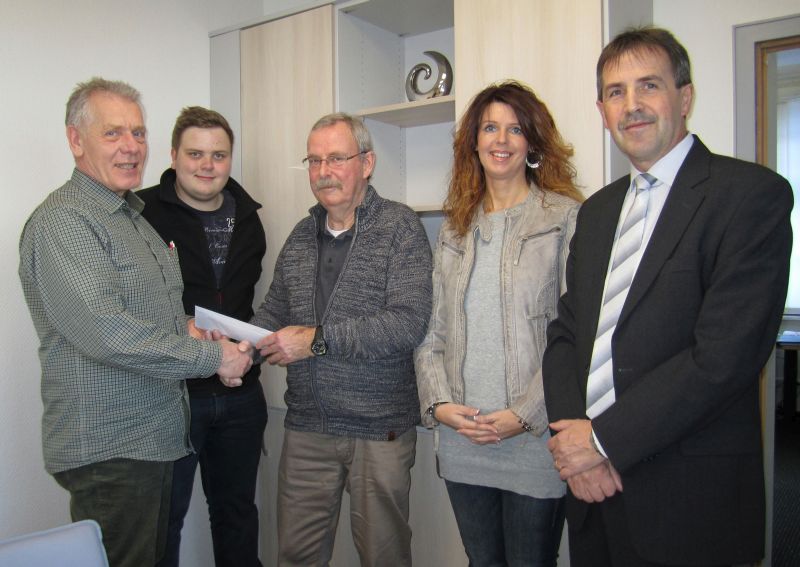 Spendenbergabe an das DRK Krankenhaus Hachenburg: von links: Christof Hsch, Pascal Mller, Reinhold Gorges (Vorsitzender des Frdervereins), Melanie Eich (Geschftsfhrerin des Frdervereins), Jrgen Ecker (Kaufmnnischer Direktor). Foto: privat