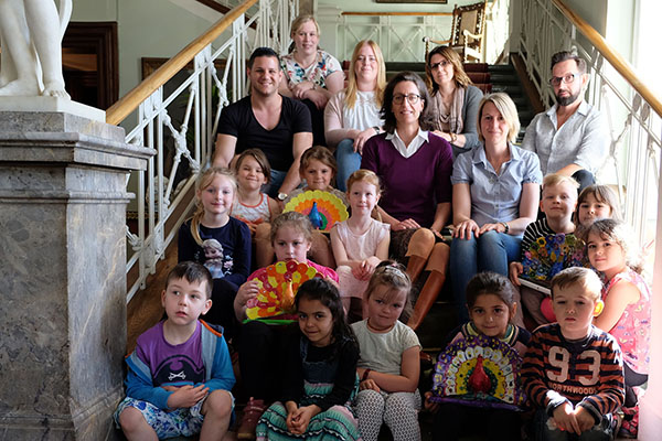 Pfauen-Kinder besuchen Frstin im Schloss 