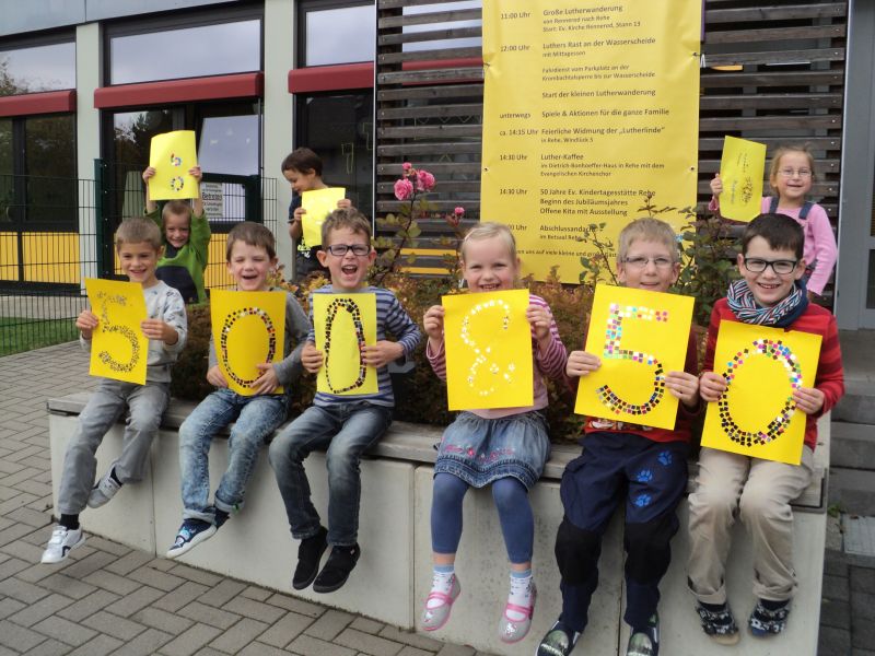 die Kinder der Kita Rehe zeigen das Jubilum Foto: Veranstalter