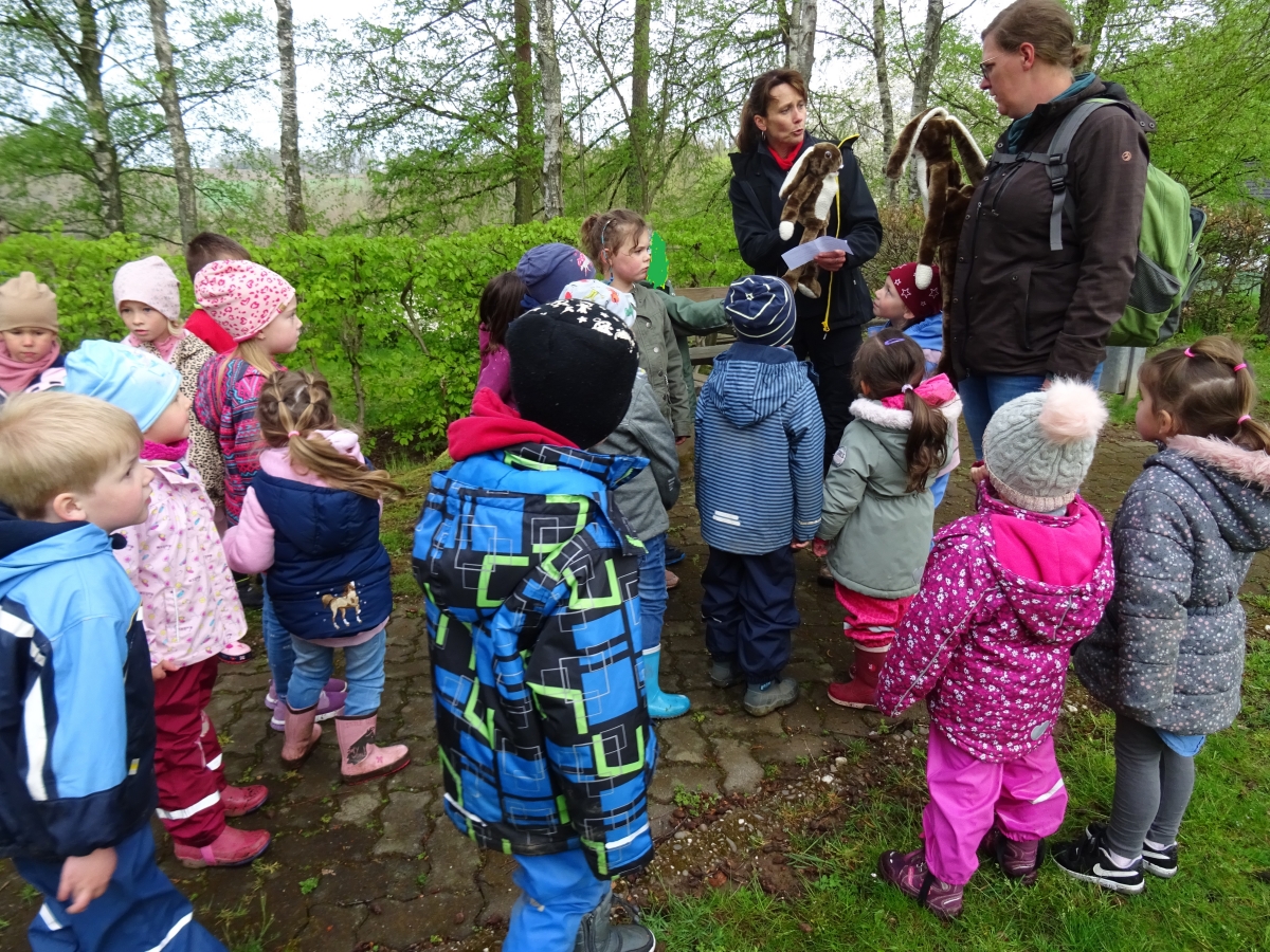 Die Osterrallye mit Paul und Hans Hoppel begeistert die Kinder der Katzwinkeler Kita Lwenzahn. Hier die Maulwurf-Gruppe mit den Erzieherinnen Melanie Schtz (links) und Katharina Weber. (Foto: Kita Lwenzahn)