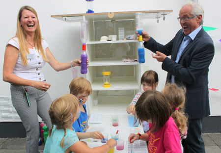 Auch Kita-Leiterin Regina Blankenhagen und Kirchenvorstandsvorsitzender Wilfried Kehr haben Spa an der Forscherstation der Kinder. (Foto: Evangelisches Dekanat Westerwald) 