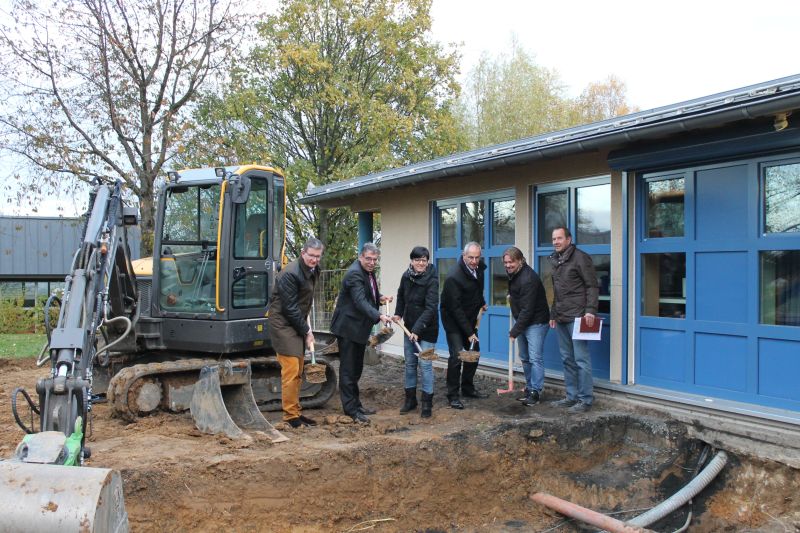 Mit dem traditionellen Spatenstich fiel der Startschuss fr den Erweiterungsbau an der Kita Buchfinkennest in Horbach. An den Spaten waren (v.l.) Christoph Bttner, Andree Stein, Ellen Meuer, Hans-Ulrich Weidenfeller, Architekt Bjrn Merzbach und Klaus Holl. Foto: privat