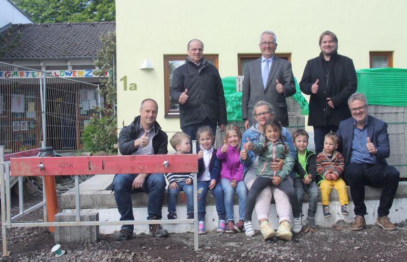 Auf dem Fundament fr den Anbau haben mit den Kindern Platz genommen (hinten v.l.): Ortsvorsteher Hermann Wolf, 1. Stadtbeigeordneter Gerd Frink und Architekt Bjrn Merzbach sowie (vorne v.l.) Projektleiter Markus Felsing, Kita-Leiterin Judith Bcker und Guido Gbel, Fachbereichsleiter Kindertagessttten bei der Verbandsgemeinde. Foto: privat