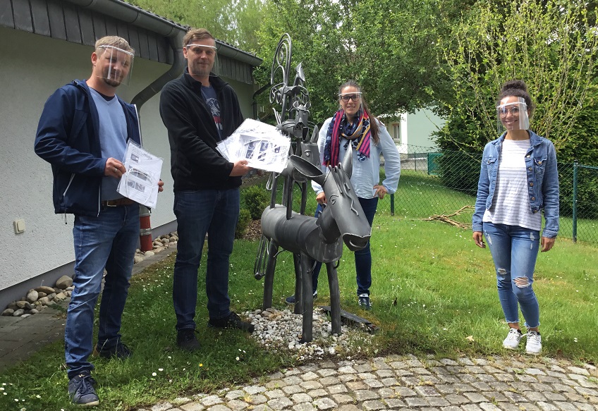 bergabe der Visiere durch Dennis Moser und Fabian Hermes (Foto: Kindertagessttte  Die Phantastischen Vier)