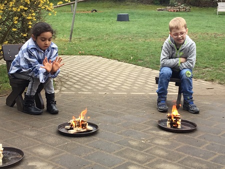 Die angehenden Feuerhter beim Bewachen ihres kleinen Pyramidenfeuers. (Foto: Kita Frthen)