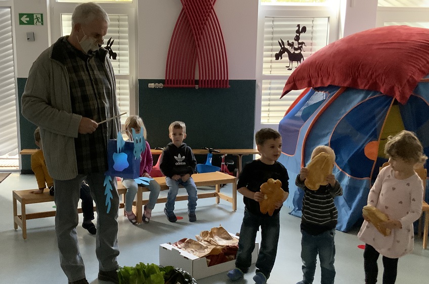 Ortsbrgermeister Michael Rzytki berrascht die Kinder mit Weckmnnern. (Foto: Kita Frthen)