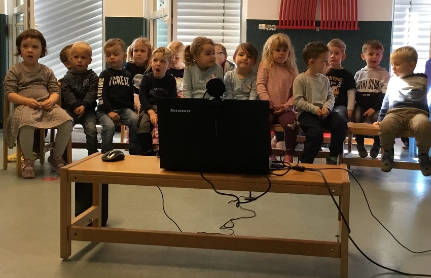 Gespannt verfolgen die Kinder das Geschehen auf der Leinwand (Fotos: Kita Frthen)