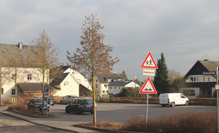 Auf dem Parkplatz in der Ortsmitte von Montabaur-Horressen wird ein Pavillondorf als Ausweichquartier fr die Kita St. Johannes der Tufer errichtet. Der Parkplatz wird deshalb fr rund zwei Jahre gesperrt. (Foto: Verbandsgemeinde Montabaur) 