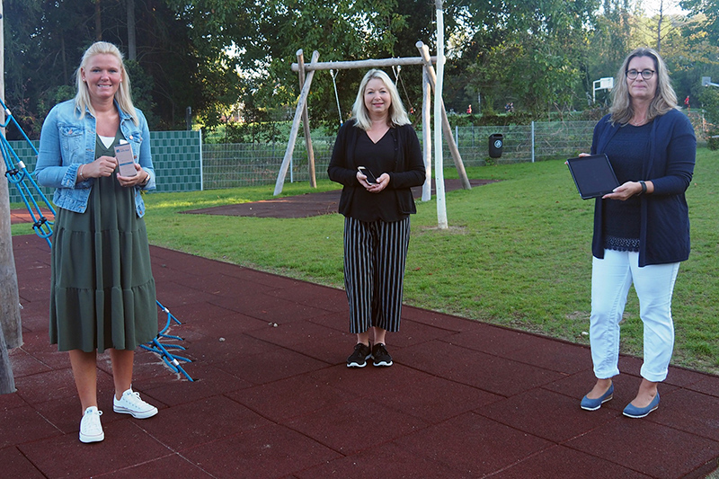 Die Kita-Leitungen Steffi Schmidt, Iris Fuchs und Jessica Kantz (v.l.n.r.) freuen sich ber die neue Kita-Info-App. Foto: Stadt Bendorf 