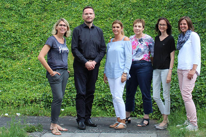 Von links: Eva Dech, Pfarrer Peter Strauch, Kita-Leitung Nicole Hmmerich, Pastoralreferentin Elisabeth Beiling, Nina Maurer und Erzieherin Sabrina Storz. Foto: privat