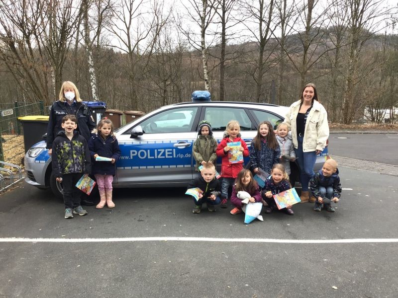 Dank der Polizei Mudersbach strahlten die Kinderaugen der Kita Wirbelwind . (Foto: privat)
