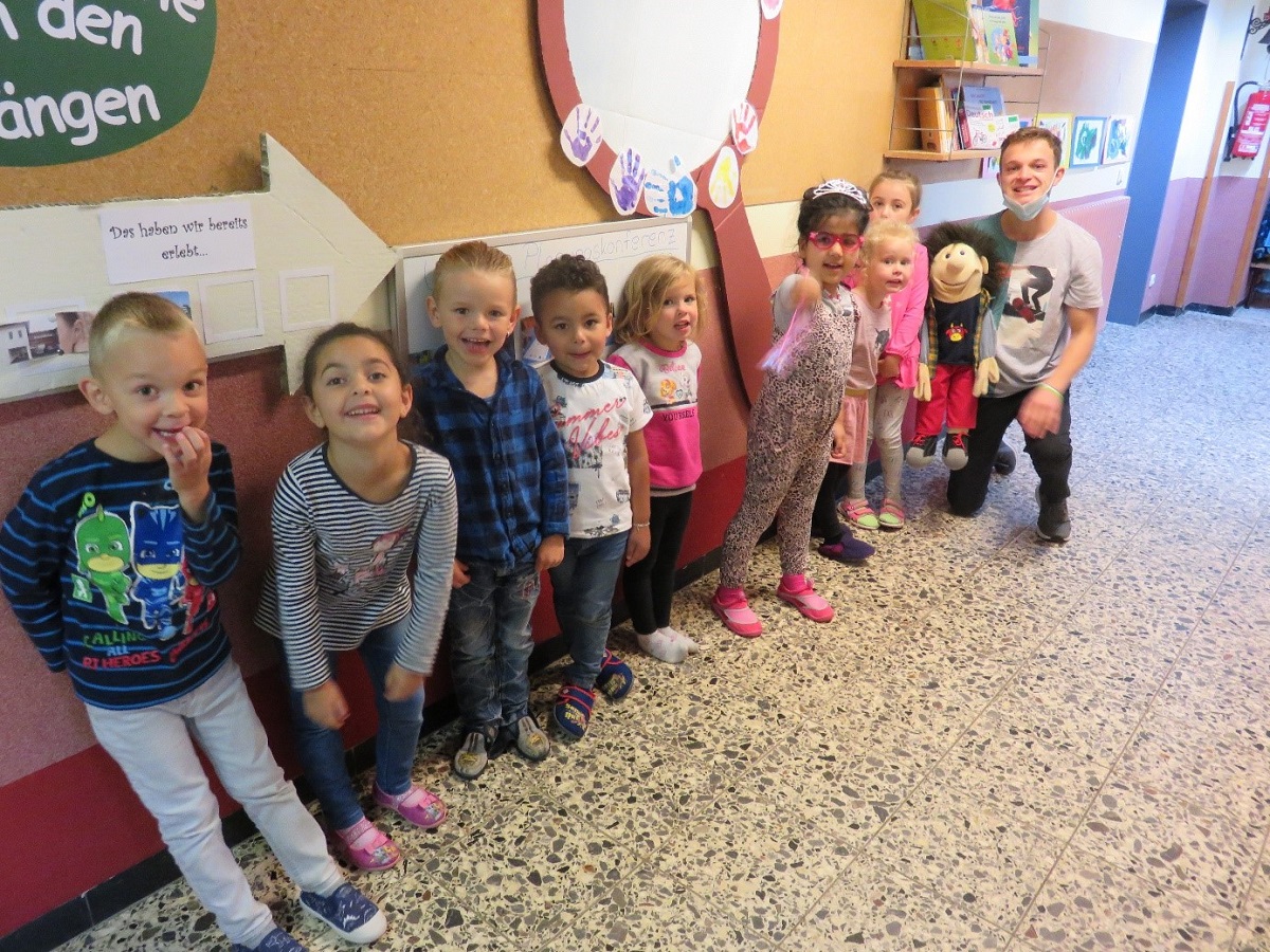 Acht Projektkinder, eine Handpuppe und ein Projektleiter machten sich zusammen auf die Suche nach den Klngen der Welt. (Foto: Kath. Kita St. Jakobus)