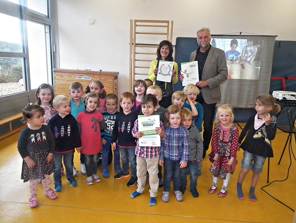 Die Kita "Kleine Hnde" erhielt erneut das Zertifikat "Haus der kleinen Forscher" von Bernd Kohnen, KVHS. Fotos: Regina Steinhauer 