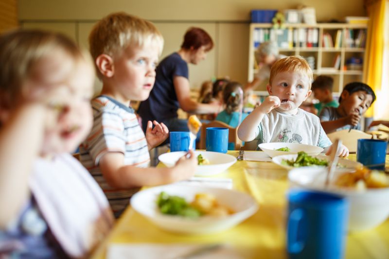 Nicht nur die Kinder der evangelischen Kita Wirges genieen gutes Mittagessen: Insgesamt sind zwlf evangelische und drei kommunale Einrichtungen zertifiziert worden. Fotos: Peter Bongard