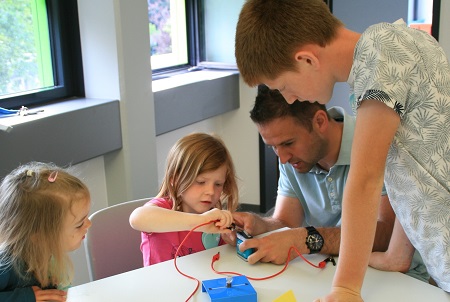 Diese erste Begegnung zwischen Kindertagessttte und Gymnasium war ein voller Erfolg. (Foto: Kita Kleine Hnde)