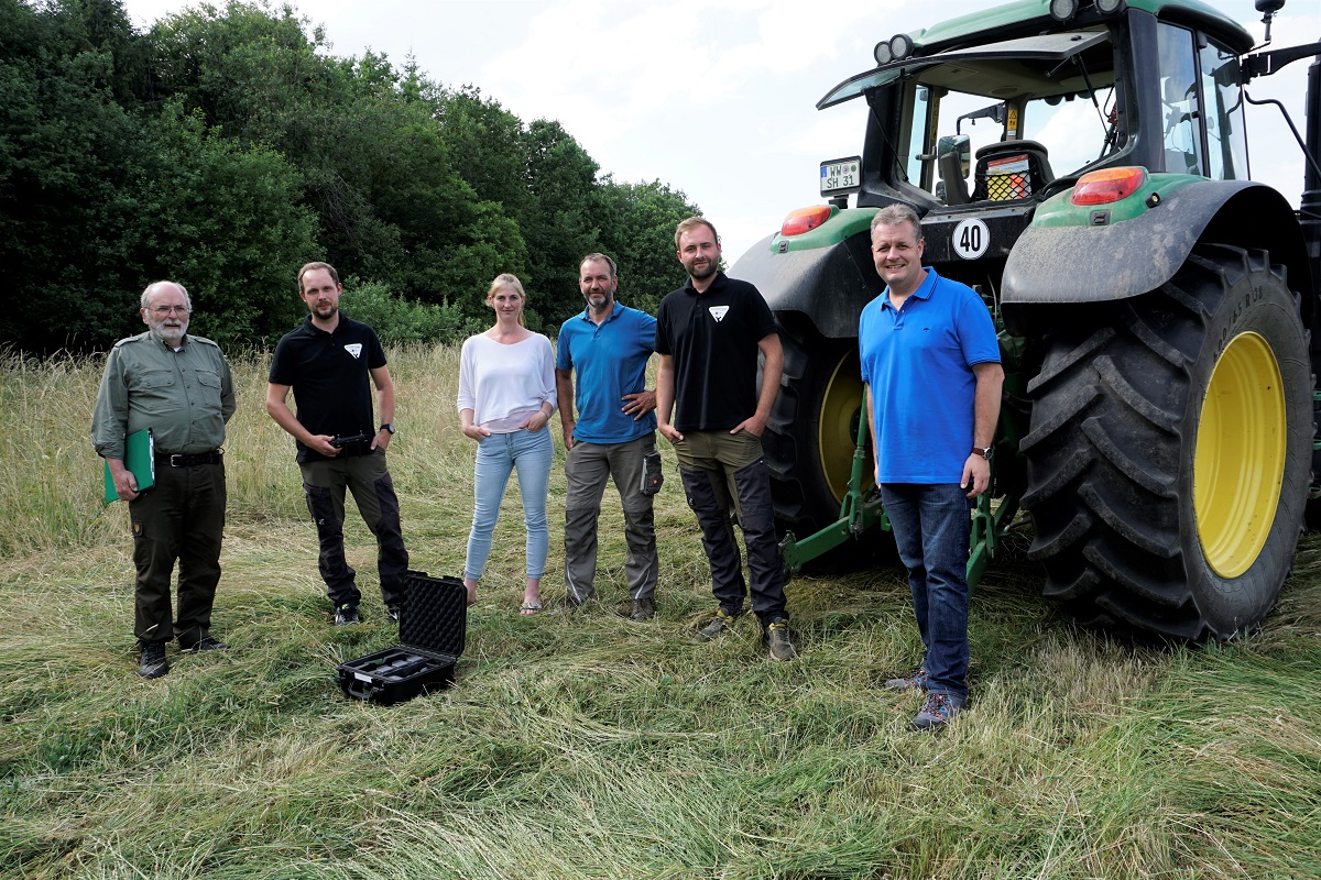 Gemeinsam im Einsatz fr Natur, Umwelt und Wildtiere (v.l.): Helmut Scherer (Umweltbeauftragter der Verbandsgemeinde Rennerod), Tim Noll (Kitzrettung Elsoff e.V.), Julia und Sven Hasenauer (Brechelbacher Hof Neunkirchen), Vincent Steiof (Kitzrettung Elsoff e.V.) und Brgermeister Gerrit Mller. (Foto: privat)