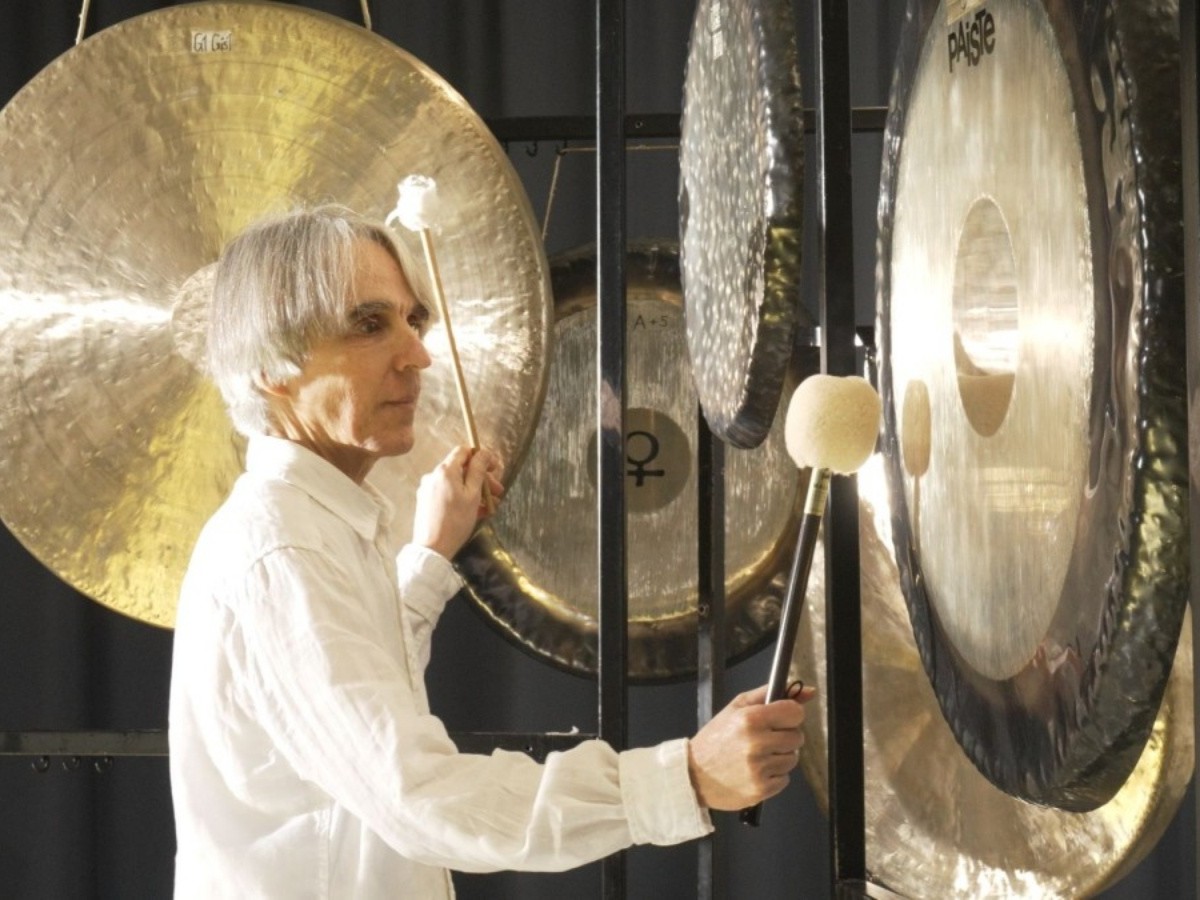 Tschongor K�lze pr�sentiert die Bandbreite verschiedener Gongs (Foto: Martina Wahn-Sielemann)