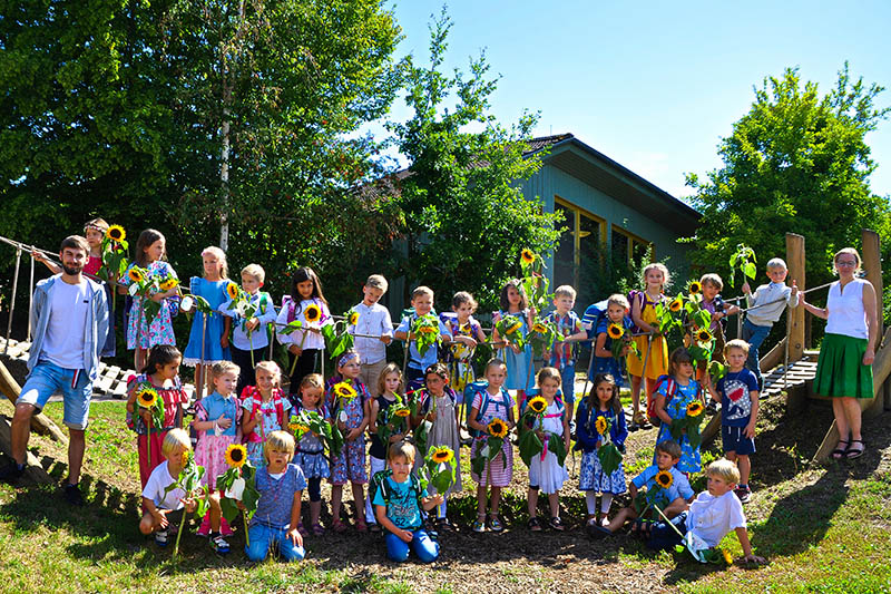 Neue 1. Klasse Waldorfschule Neuwied mit Sonnenblumen begrt