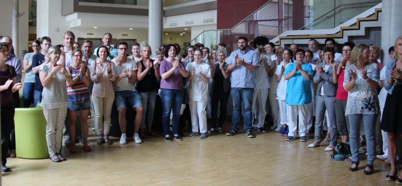 Viele Kolleginnen und Kollegen des Marienhaus Klinikums waren zusammengekommen, um die Aktion Klatschen fr die Pflege aktiv zu untersttzen. Fotos: Marienhaus