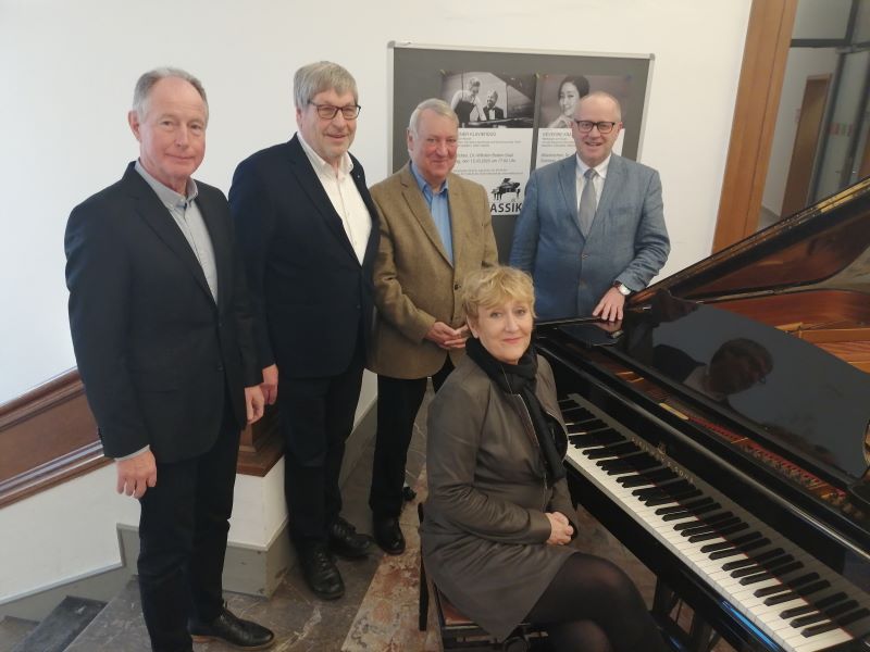 Andrea Lugg und (hinten von rechts) Dr. Peter Enders, UIrich Schmalz, Johannes Malmedie und Dr. Gnter Arbeiter freuen sich auf den Start der Konzertreihe in Altenkirchen. (Foto: hak)