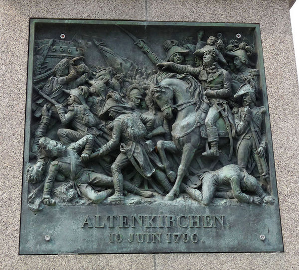 Die Schlacht bei Altenkirchen: Flachrelief von Philippe Grass auf dem Denkmal fr General Klber in Straburg. (Foto: Ji-Elle - Eigenes Werk, CC BY-SA 3.0, https://commons.wikimedia.org/w/index.php?curid=8481804)