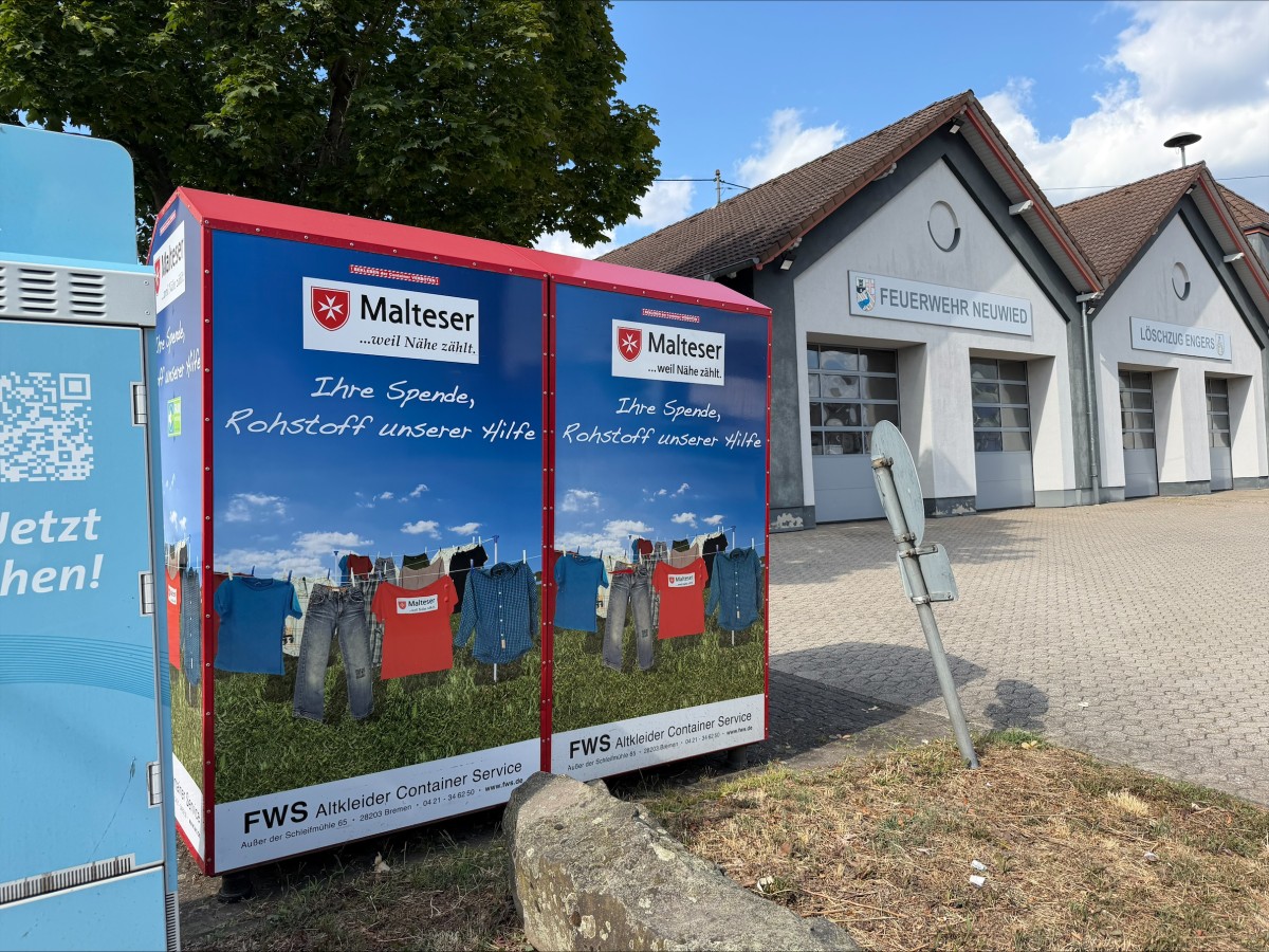 Auf �ffentlichen Standorten - wie hier an der Feuerwehr in Engers - d�rfen im Neuwieder Stadtgebiet nur noch Kleidercontainer der Malteser stehen. Ziel ist es, dass auch das Umfeld k�nftig sauber und ordentlich aussieht. (Foto: Ulf Steffenfauseweh)