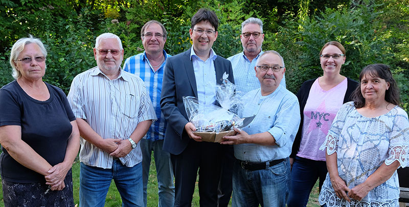 Zum Foto: Brgermeister Michael Mang (4. von links) berreicht Michael Schrter (3. von rechts) fr dessen 20-jhriges Engagement einen Prsentkorb. Darber freuen sich auch (von links) Hilde Wall (Vorsitzende Gartenfreunde Heddesdorf), Georg Szert (Gartenfreunde Sonnenland), Heinz Scheffler (Gartenfreunde Bogenstrae), SBN-Prokurist Frank Schneider, Martina Noll (stdtisches Immobilienmanagement) und Antonia Voss (Gartenfreunde Rheintalweg). Foto: Stadt Neuwied