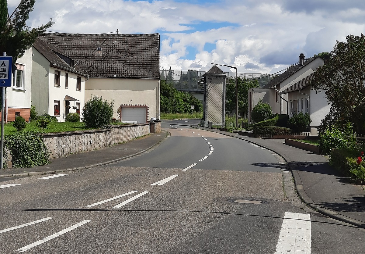 Die Hauptstrae (L314) wird whrend der Sommerferien zwischen Kleinholbach und Girod fr den Fahrzeugverkehr gesperrt. Betroffen ist auch die Unterfhrung der Autobahn A3 zwischen beiden Ortsteilen. (Foto: VG Montabaur/Frank Bartels)