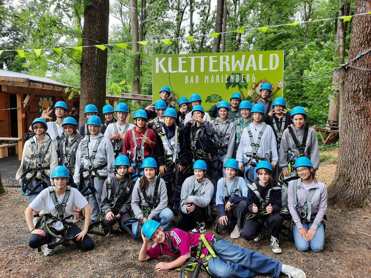 Der Schler der IGS Betzdorf-Kirchen und PSP 3 in Gogolin begaben sich in luftige Hhen im Kletterwald Bad Marienberg. (Foto: Matthias Schneider)