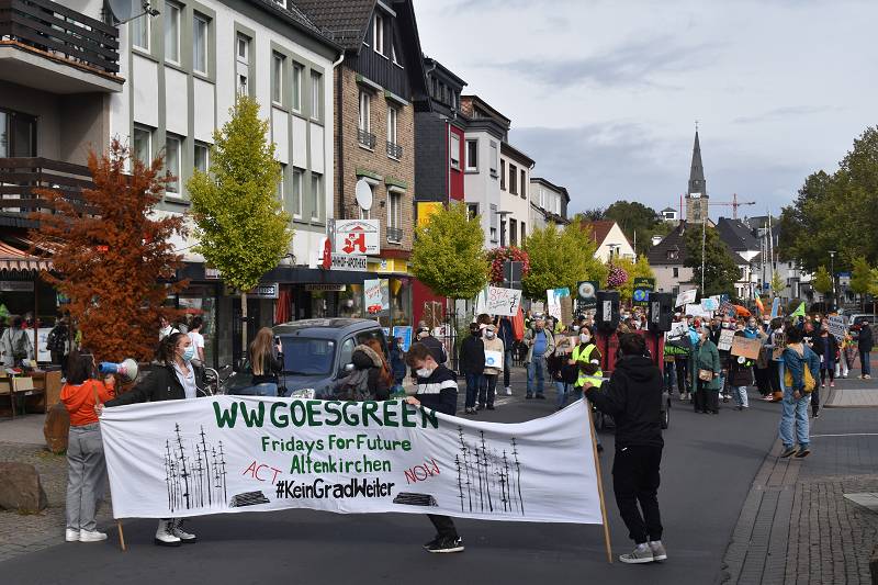 In Altenkirchen gingen die Menschen fr das Klima auf die Strae. (Fotos: wear)