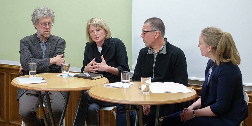 iskutierten die Vereinbarkeit von Klimaschutz und Wirtschaftswachstum: Prof. Karl-Josef Koch, Alexandra Gau, Prof. Niko Paech und Moderatorin Hanna Decker (v.l.). (Foto: Uni Siegen)