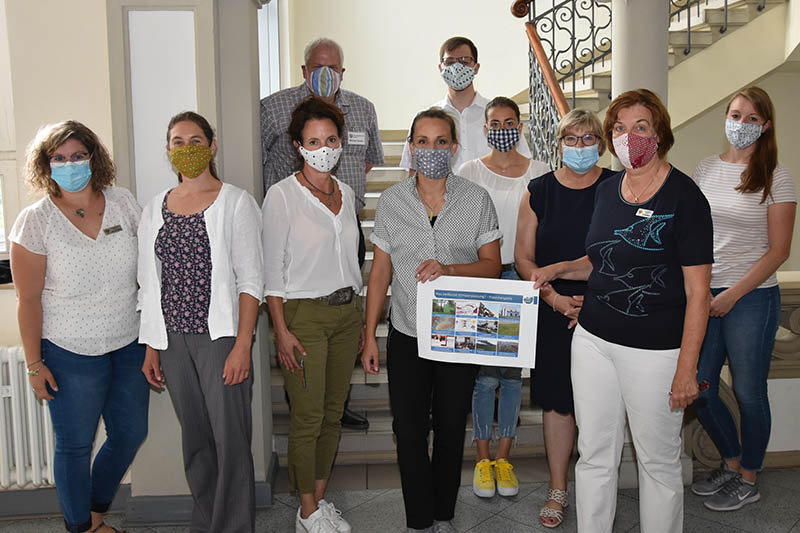 Gabi Schfer (1.v.l.) von der Stabsstelle Umwelt, Energie und Klima der Kreisverwaltung Neuwied mit Vertreterinnen und Vertretern aus den Verbandsgemeindeverwaltungen und der Stadt Neuwied, sowie Ina Heidelbach von der Unteren Natur- und Wasserschutzbehrde (2.v.r.). Foto: Kreisverwaltung