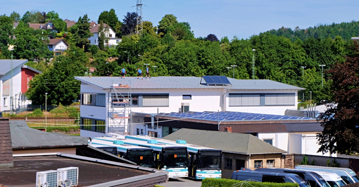 Klimaschutz geht uns alle an. Dabei haben die Kommunen eine zentrale Rolle. Auf dem Foto zu sehen: Die Installation der PV-Anlage auf dem Betriebsgebude der Stadtwerke Wissen liegt in den letzten Zgen. (Foto: KathaBe) 