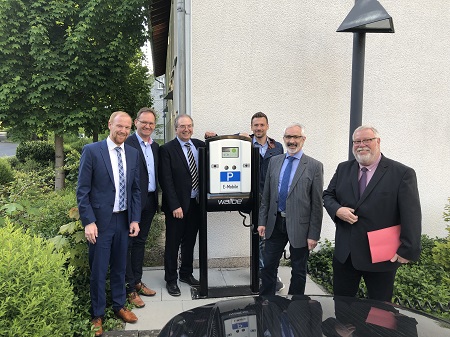 Ladesule am Rathaus; von links: Johannes Rudolph, EKM / ENM; Markus Mann, Mann Natur Energie in Langenbach; Thomas Pensel, rh.-pf. Umweltministerium, Marco Lenz, Mann Natur Energie; VG-Brgermeister Wolfgang Schneider und Stadtbrgermeister Walter Strunk (Foto: Verbandsgemeindeverwaltung Daaden-Herdorf)