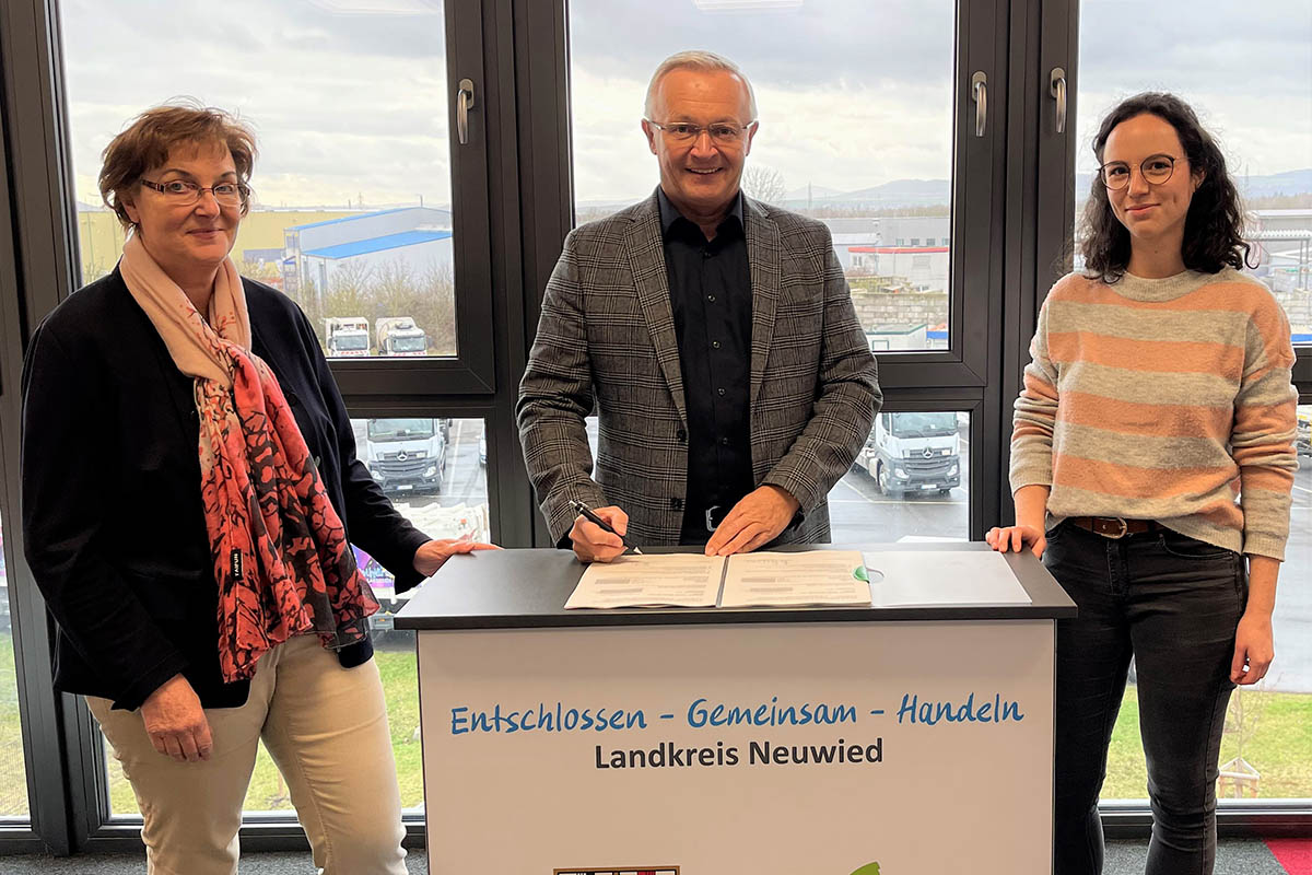 Landrat Achim Hallerbach setzt gemeinsam mit Umweltreferatsleiterin Ina Heidelbach (links) und der externen Klimaschutzmanagerin Tanja Reichling von der Transferstelle Bingen auf Verstrkung durch einen Klimawandelanpassungsmanager. Foto: Kreisverwaltung
