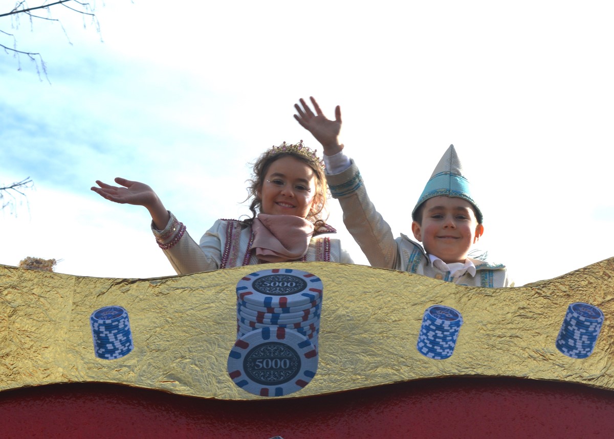 Petrus feierte mit: Sonnenschein beim Rosenmontagszug in Kleinmaischeid