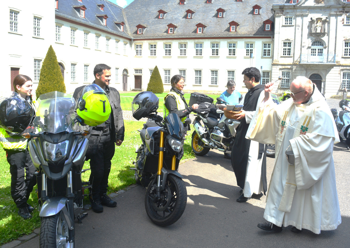 Mit Gottes Segen auf die Strae: Pater Ignatius segnete in der Abtei Marienstatt Motorrder und ihre Fahrer