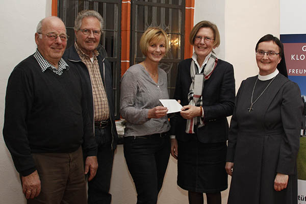 Gemeinsam mit Schwester M. Therese Nolte freute sich Christa Garvert, die Vorsitzende des Freundes- und Frderkreis Kloster Ehrenstein e.V., ber eine Spende von 700 Euro, die ihr Karin Adams, Wilfried Becker und Erich Etscheid von der Kirchengemeinde St. Trinitatis Ende Januar zum Erhalt des Klosters als Geistlich-Spirituelles Zentrum berreichten (von rechts). Foto: Franziska Sprenge