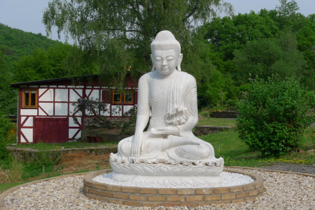 Das buddhistische Kloster Hassel ermglicht an jedem zweiten Sonntag im Monat in Form der Klostergesprche, die Buddha-Lehre fr den lebensnahem Alltagsbezug zu erschlieen. (Foto: Kloster Hassel) 