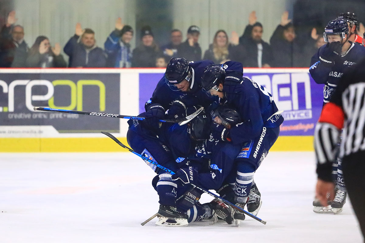 Beinahe htten sie ihn beim Torjubel erdrckt: Kirill Klyuyev (links vorne) traf zum 4:3 fr die Bren. Foto: EHC