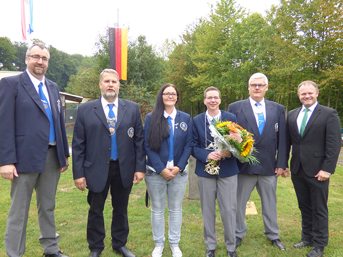 Nach dem Knigsschieen in Nodhausen versammelten sich (von links) zur Knigsinthronisation Matthias Buddenberg, Heinz Grf, Ramona Hanf, das Knigspaar Daniela und Rainer aus den Erlen und Ehrenmitglied OB Jan Einig. Foto: Hans Hartenfels