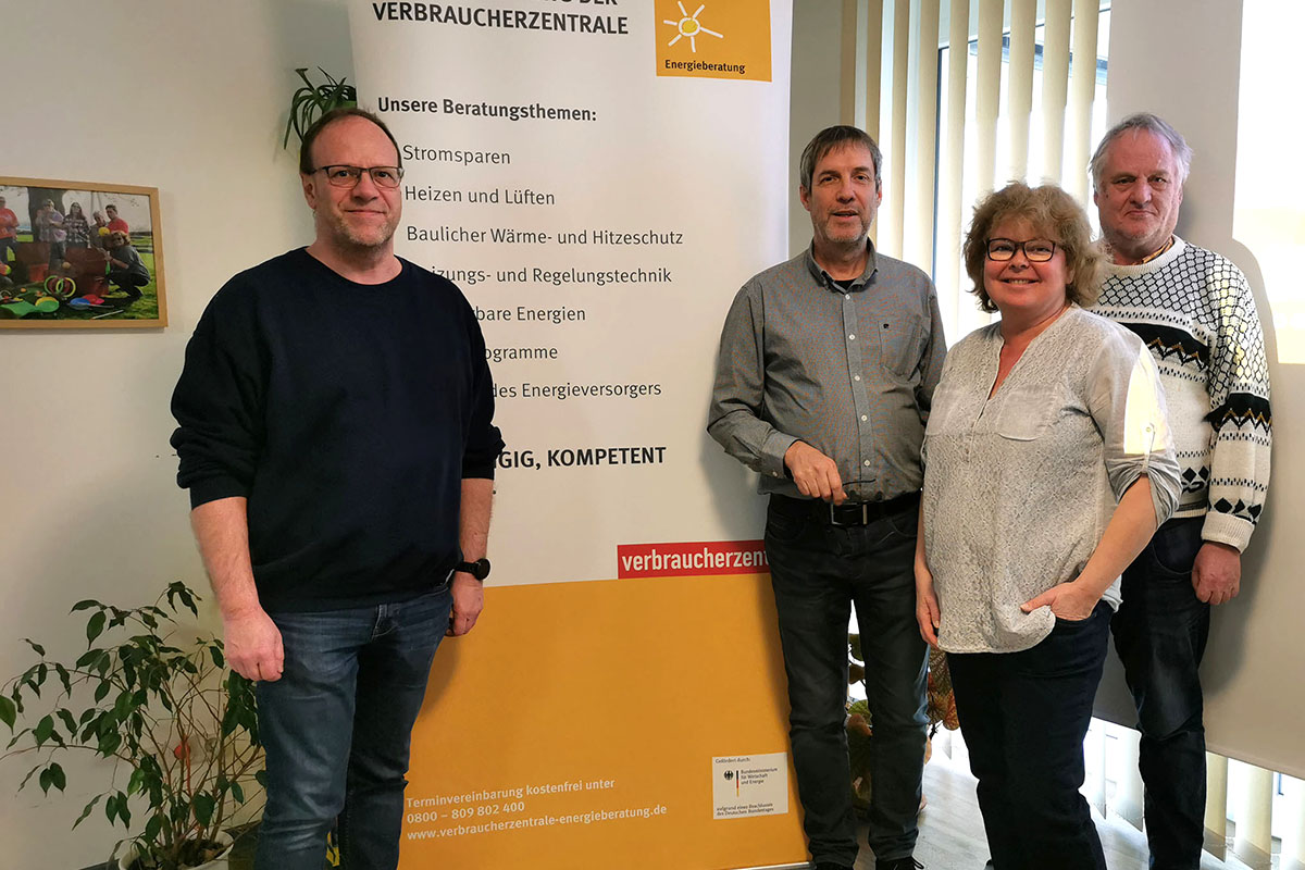 Martin Knopp von der Verbraucherzentrale Rheinland-Pfalz (2. von links) mit den Ehrenamtlern (von links nach rechts) Dietmar Holz, Iris Holz und Reinhard Stelling. Foto: Alexandra Heinz 