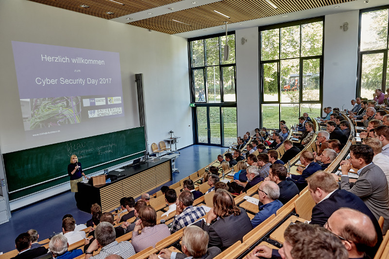 Susanne Szczesny-Oing, Prsidentin der IHK-Koblenz, begrt die Gste bei den Cyber Security Days 2017. Foto: IHK Koblenz