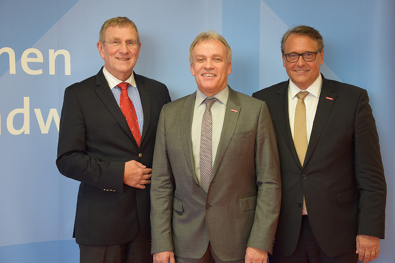 Prsident Kurt Krautscheid (Mitte) und Hauptgeschftsfhrer Alexander Baden (links) mit seinem frisch gewhlten Nachfolger Ralf Hellrich. Foto: HwK Koblenz 